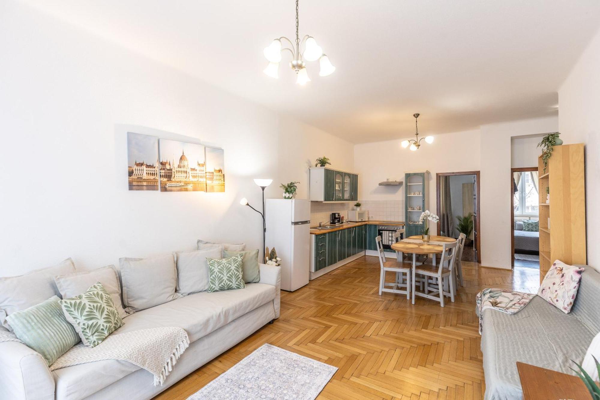 Riverside Balcony Apartment With View To Danube Budapeste Exterior foto