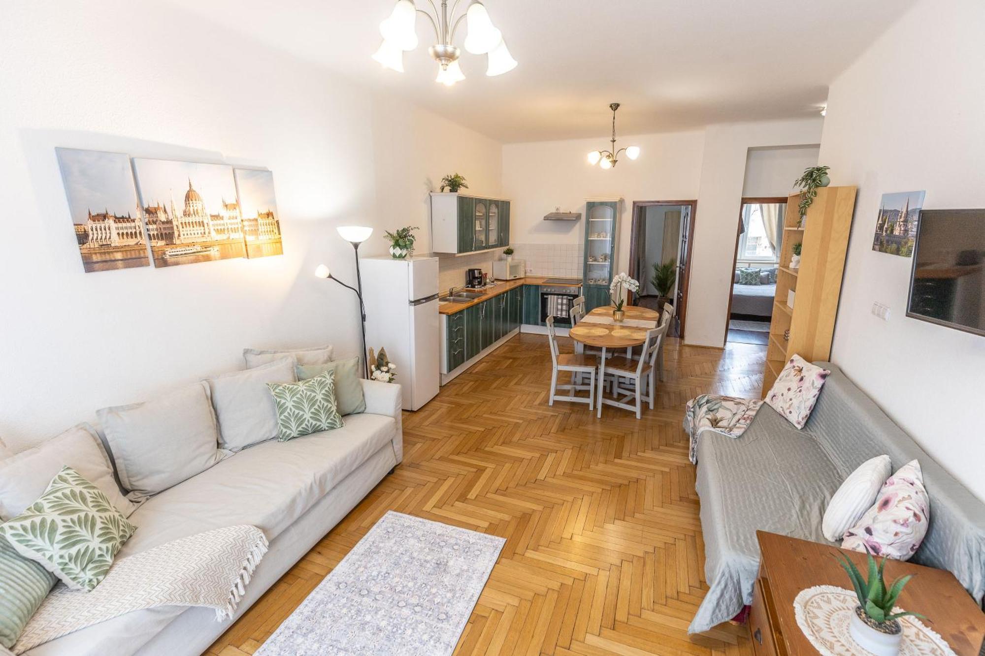 Riverside Balcony Apartment With View To Danube Budapeste Exterior foto