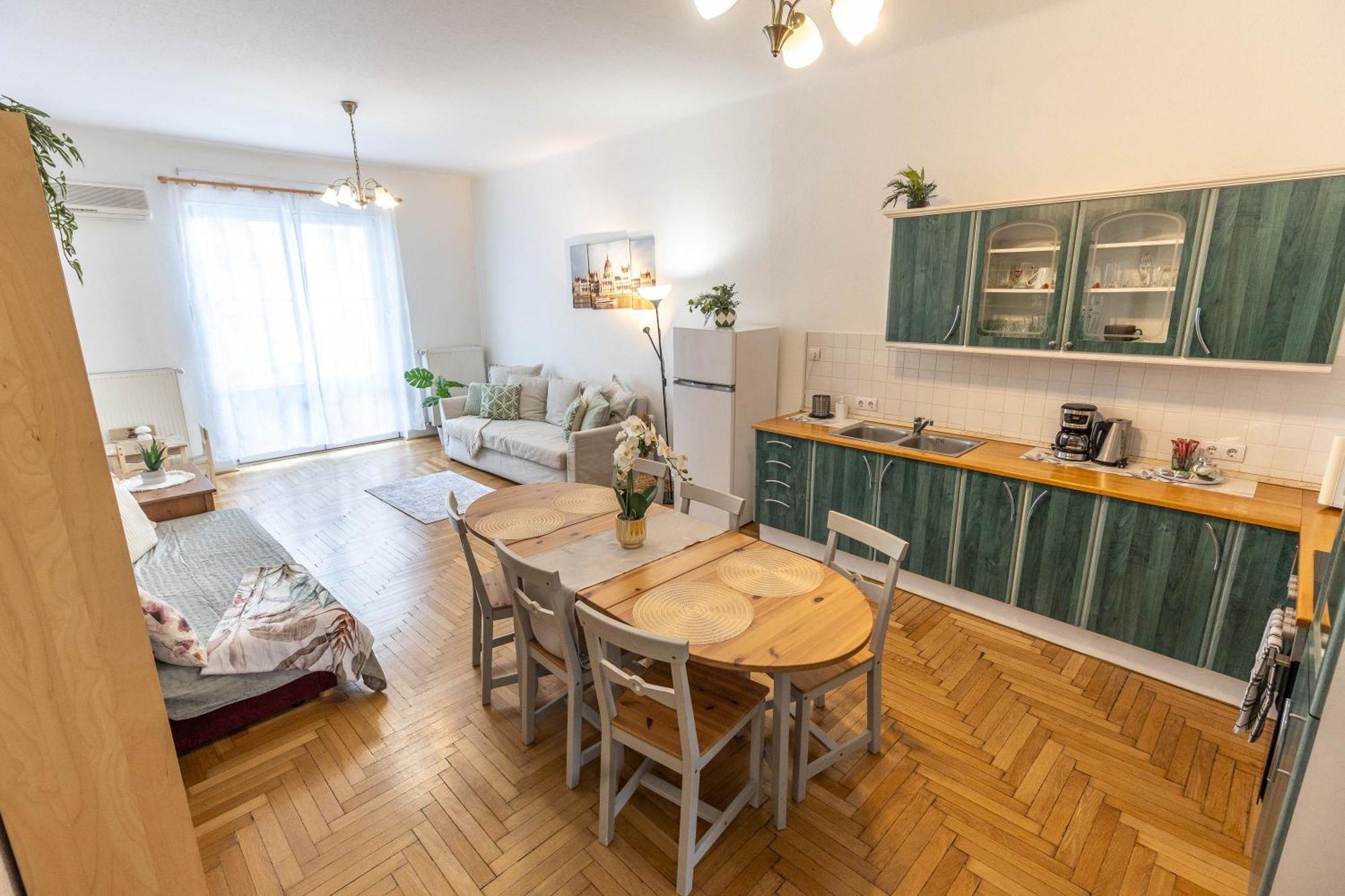 Riverside Balcony Apartment With View To Danube Budapeste Exterior foto