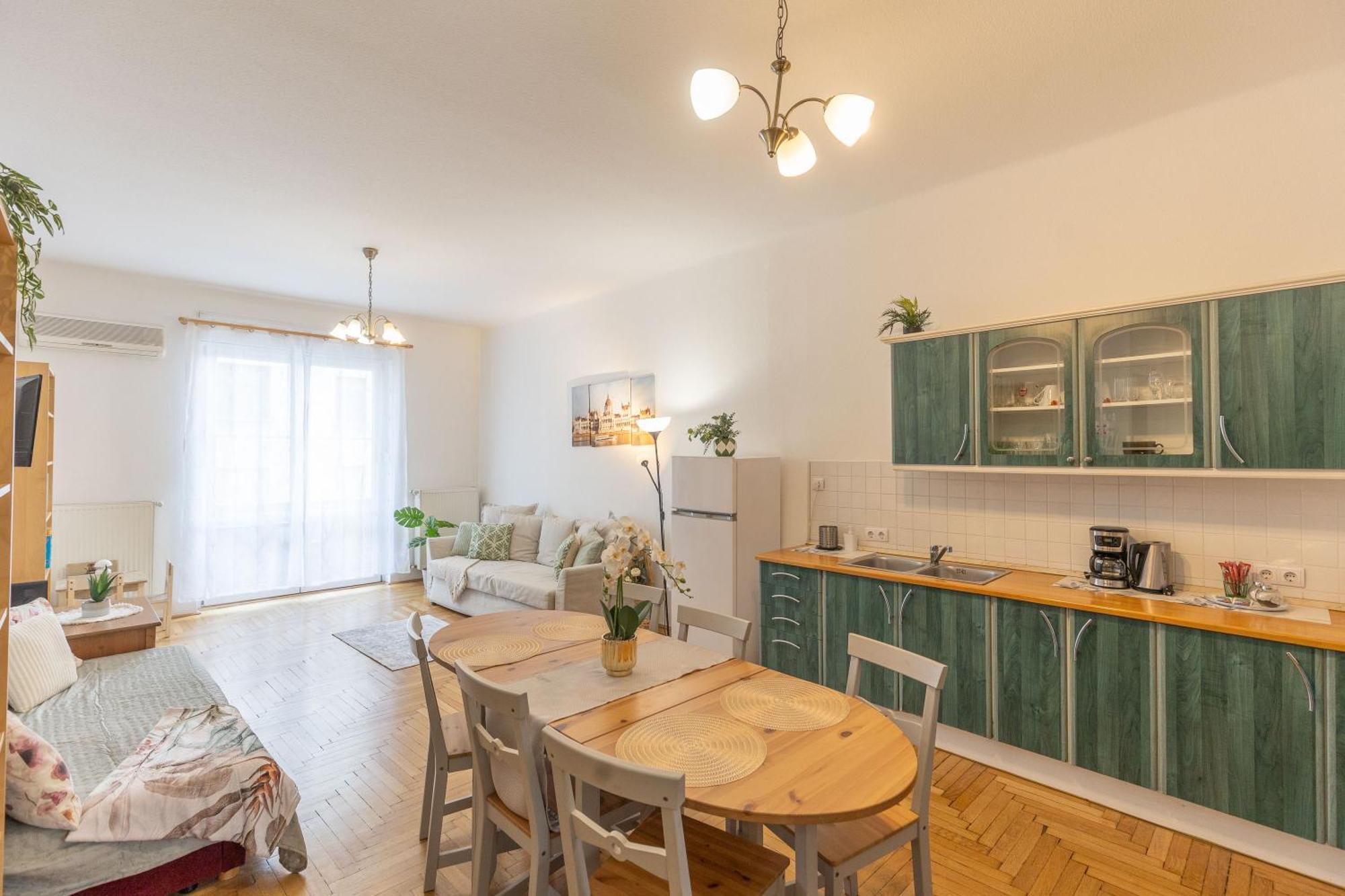 Riverside Balcony Apartment With View To Danube Budapeste Exterior foto
